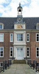 <p>De nieuwe in een middenrisaliet ondergebrachte entreepartij uit 1727-'28. </p>
